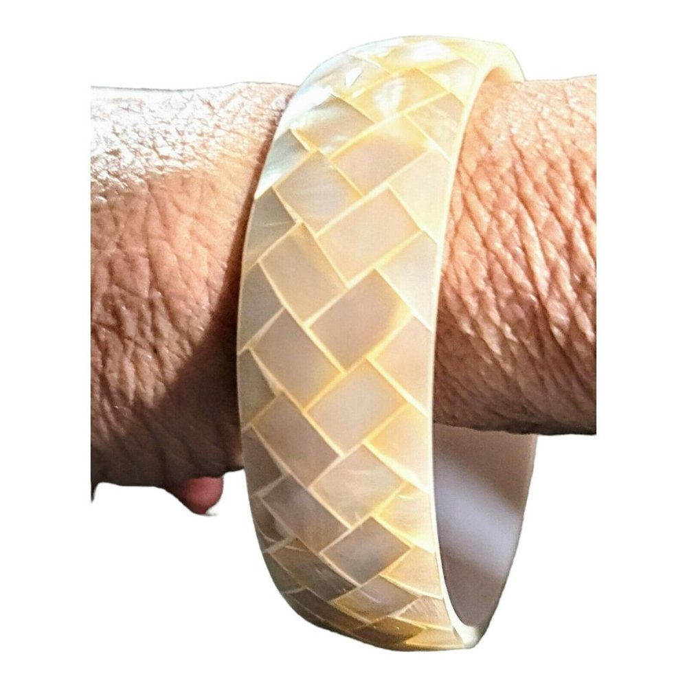 Womens Teen Mother of Pearl Inlaid Shell/White Resin Bngle Bracelet 7.5" MA23-ab - Picture 3 of 6